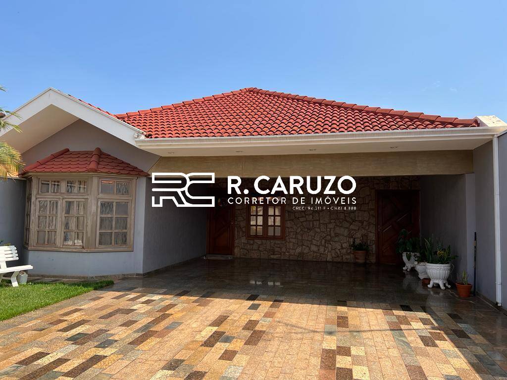 Casa à venda com 3 quartos, 211m² - Foto 1